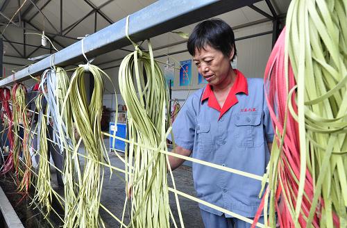 7月6日,鄒平縣再生資源生產(chǎn)廠的工人在包裝帶生產(chǎn)線上瀝干產(chǎn)品的水分。山東濱州市鄒平縣九戶鎮(zhèn)的再生資源生產(chǎn)廠,用自主研發(fā)的生產(chǎn)機(jī)械,把回收來(lái)的廢舊塑料經(jīng)粉碎、清洗、挑揀、瀝干、加溫、拉伸、打卷等流程,生產(chǎn)出60余種打包帶,生產(chǎn)工藝環(huán)保無(wú)污染,產(chǎn)品韌性強(qiáng)、種類全、薄且平直不打彎,廣受紙張、板材、陶瓷等產(chǎn)品生產(chǎn)廠家歡迎。據(jù)悉,該廠每年消耗處理廢舊塑料萬(wàn)余噸。新華社發(fā)(董乃德 攝)