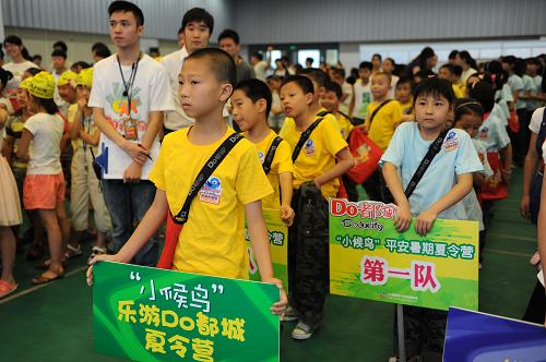 7月10日,農(nóng)民工子女、社區(qū)少先隊員代表在杭州市青少年發(fā)展中心參加開營儀式。當日,以“關(guān)愛促成長,平安過暑假”為主題的浙江省“關(guān)愛農(nóng)民工子女公益夏令營”在杭州市青少年發(fā)展中心啟動。400多名農(nóng)民工子女和志愿者參加。在啟動儀式后,“小候鳥”代表們參加了在Do都城的職業(yè)體驗、動漫游藝等系列活動,志愿者在現(xiàn)場還向農(nóng)村留守兒童、社區(qū)少先隊員代表發(fā)放了平安自護手冊。為了讓農(nóng)民工子女在暑期得到更多關(guān)愛,浙江團省委計劃在7月至8月在浙江省各地組織開展1800余場公益夏令營活動,幫助農(nóng)民工子女健康成長、快樂生活。新華社記者 鞠煥宗 攝