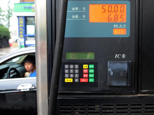 7月10日,一名車主在青島一加油站內(nèi)加油。青島93號(hào)汽油價(jià)格有望降到每升7元以下。新華社記者 李紫恒 攝