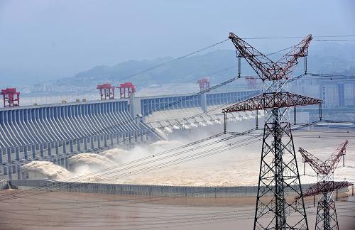 這是三峽工程右岸電站外送輸電線路(2012年7月9日攝)。2012年7月4日,世界最大水電站——三峽電站最后一臺機組正式并網(wǎng)發(fā)電。至此,經(jīng)過10多年的安裝、調(diào)試,三峽電站全部機組投入運行。 三峽電站是世界上裝機容量最大的水電站,包括左岸和右岸電站26臺機組(單機容量為70萬千瓦)、地下電站6臺機組(單機容量為70萬千瓦)、電源電站2臺機組(單機容量為5萬千瓦),總裝機容量為2250萬千瓦,年最大發(fā)電能力約1000億千瓦時。 三峽電站供電范圍包括上海、江蘇、浙江、安徽、河南、湖北、湖南、江西、重慶、廣東等10個省市。自2003年7月10日三峽電站第一臺機組正式并網(wǎng)發(fā)電以來,截至今年7月4日,三峽電站發(fā)電量累計超過5600億千瓦時,相當(dāng)于替代消耗了近2億噸標(biāo)準(zhǔn)煤,減排二氧化碳4億噸、二氧化硫500多萬噸。依靠著滾滾東流的長江水,三峽工程以清潔能源“點亮”了半個中國。新華社發(fā)(鄭家裕 攝)