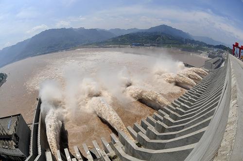 這是三峽工程的泄洪場景(2012年7月9日攝)。新華社發(fā)(鄭家裕 攝)