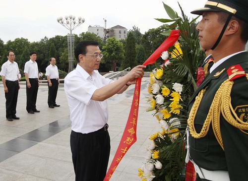 這是7月14日,李克強(qiáng)在紅安瞻仰黃麻起義和鄂豫皖蘇區(qū)革命烈士紀(jì)念碑,向烈士們敬獻(xiàn)花籃。新華社記者 劉衛(wèi)兵 攝