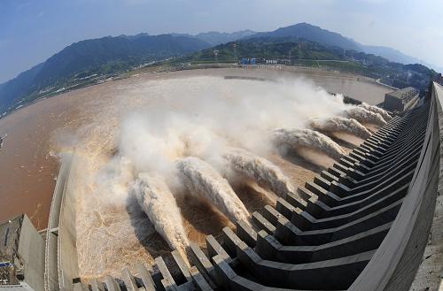 7月23日,三峽水利樞紐開啟7個(gè)泄洪深孔泄洪。 23日從國家防總獲悉,長(zhǎng)江上游正在形成今年以來最大洪峰,預(yù)計(jì)三峽水庫25日凌晨左右將迎來70000立方米每秒左右的建庫以來最大入庫洪峰流量。 綜合考慮未來流域降雨和來水情況、中下游防洪形勢(shì)及后期洪水風(fēng)險(xiǎn),國家防總、長(zhǎng)江防總22日20時(shí)將三峽水庫下泄流量由38000立方米每秒加大至40000立方米每秒,23日零時(shí)再次將三峽水庫下泄流量加大至43000立方米每秒。 新華社發(fā)(鄭家裕 攝)