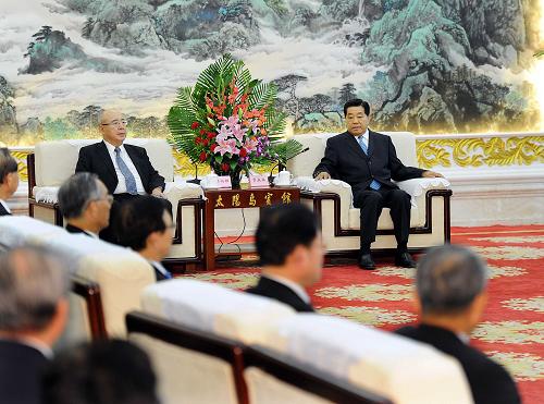 7月27日,中共中央政治局常委、全國(guó)政協(xié)主席賈慶林在哈爾濱太陽(yáng)島賓館會(huì)見(jiàn)中國(guó)國(guó)民黨榮譽(yù)主席吳伯雄和應(yīng)邀出席第八屆兩岸經(jīng)貿(mào)文化論壇的兩岸各界人士。 新華社記者 李濤攝