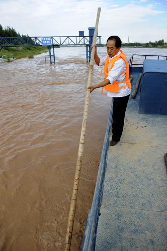 7月31日,黃河寧夏段中衛(wèi)市下河沿水文站工作人員在測(cè)量水深。新華社記者王鵬攝
