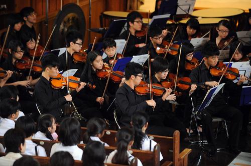8月9日,在日本長(zhǎng)崎縣活水女子大學(xué)劇場(chǎng),澳門青年交響樂(lè)團(tuán)在演奏樂(lè)曲。當(dāng)日,中國(guó)澳門青年交響樂(lè)團(tuán)在日本長(zhǎng)崎縣活水女子大學(xué)舉行“青春之旅”公演。此次公演是紀(jì)念中日邦交正常化40周年活動(dòng)之一,由長(zhǎng)崎縣和澳門青年交響樂(lè)團(tuán)主辦,著眼于促進(jìn)澳門與長(zhǎng)崎的人才交流,尤其是青少年的交流。新華社記者 馬平 攝