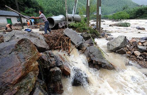 8月9日,浙江安吉縣報(bào)福鎮(zhèn)錦溪村一位村民在整理房屋前損毀的道路。據(jù)浙江省防指辦初步統(tǒng)計(jì),截至8月9日8時,臺風(fēng)“海葵”共造成杭州、寧波、嘉興、湖州、紹興、金華、舟山、臺州、麗水等9市55個縣(市、區(qū))491.8萬人受災(zāi),直接經(jīng)濟(jì)損失達(dá)145.3億元。新華社記者 王定昶攝