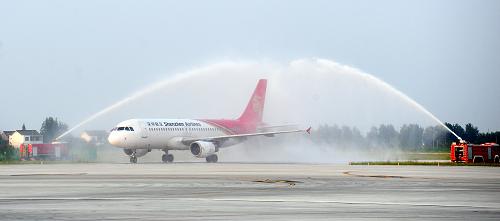 9月5日,揚(yáng)州至廈門首航班機(jī)飛抵揚(yáng)州泰州機(jī)場。新華社發(fā)(董輝 攝)