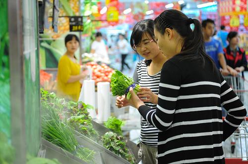 9月9日,市民在合肥市一家超市挑選蔬菜。新華社記者 杜宇 攝
