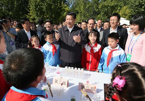 習(xí)近平參加全國科普日活動 9月15日,中共中央政治局常委、中央書記處書記、國家副主席習(xí)近平等領(lǐng)導(dǎo)同志,來到中國農(nóng)業(yè)大學(xué),同首都群眾和大學(xué)生一起參加全國科普日北京主場活動。這是習(xí)近平在青少年互動體驗區(qū)同孩子們一起完成“Vc哪兒去了”的小實驗。 新華社記者 蘭紅光 攝