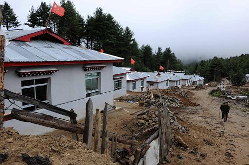 下亞?wèn)|鄉(xiāng)夏日村震后重建的新房一角(9月12日攝)。新華社記者 陳天湖 攝