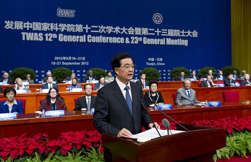 9月18日,中國國家主席胡錦濤在天津出席發(fā)展中國家科學(xué)院第十二次學(xué)術(shù)大會暨第二十三屆院士大會開幕式并致詞。 新華社記者黃敬文攝