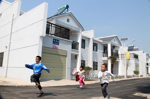 9月17日,在湖北省十堰市鄖縣柳陂鎮(zhèn)舒家溝移民新村,幾名兒童在村子里奔跑。 2012年9月18日,湖北省在鄖縣柳陂鎮(zhèn)的臥龍崗移民安置點舉行約10分鐘的簡短儀式,宣布我國南水北調(diào)中線工程丹江口庫區(qū)移民搬遷全部結(jié)束。作為丹江口庫區(qū)最后一批搬遷的鄖縣柳陂鎮(zhèn)移民完成搬遷,標志著湖北省丹江口水庫18萬移民遷安工作全面完成,也標志著中國南水北調(diào)中線庫區(qū)34萬移民搬遷全部結(jié)束。 新華社發(fā)(曹忠宏 攝)