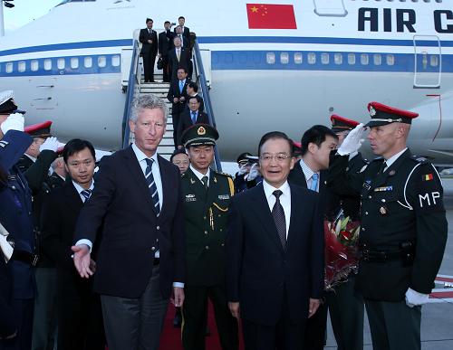 當?shù)貢r間9月19日晚,中國國務(wù)院總理溫家寶乘專機抵達布魯塞爾,出席第十五次中歐領(lǐng)導人會晤并對比利時進行正式訪問。新華社記者 龐興雷 攝