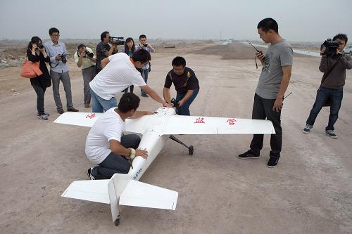 9月23日,操控人員準(zhǔn)備演示無人機(jī)。當(dāng)日,國家海洋局海域無人機(jī)遙感監(jiān)視監(jiān)測(cè)試點(diǎn)在江蘇連云港通過審查驗(yàn)收。無人機(jī)遙感監(jiān)視監(jiān)測(cè)技術(shù)的推廣應(yīng)用,將有助于豐富和完善國家海域動(dòng)態(tài)監(jiān)視監(jiān)測(cè)管理系統(tǒng),提高對(duì)重點(diǎn)海域和重點(diǎn)項(xiàng)目的動(dòng)態(tài)監(jiān)管水平,增強(qiáng)海洋綜合管控能力。新華社記者 金立旺 攝