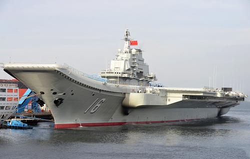 9月25日,我國第一艘航空母艦“遼寧艦”已按計劃完成建造和試驗試航工作。這是中國海軍航母平臺港內(nèi)停泊照片。新華社發(fā)(李唐 攝)