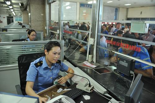 9月25日,南昌火車站工作人員在售票。新華社記者 周密 攝