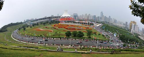 9月25日,參觀者的車輛在排隊等待進入南寧國際會展中心參觀。新華社記者 陸波岸 攝