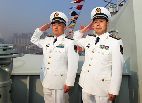 中國第一艘航空母艦“遼寧艦”艦長張崢(左),政治委員梅文(右),他們都是從基層崗位成長起來的優(yōu)秀軍官,有著豐富的艦艇工作經(jīng)歷(9月24日攝)。9月25日,我國第一艘航空母艦“遼寧艦”已按計劃完成建造和試驗試航工作,在中國船舶重工集團(tuán)公司大連造船廠正式交付海軍。經(jīng)中央軍委批準(zhǔn),我國第一艘航空母艦命名為“中國人民解放軍海軍遼寧艦”,舷號為“16”。“遼寧艦”交接入列后將繼續(xù)開展相關(guān)科研試驗和軍事訓(xùn)練等工作。新華社記者 查春明 攝