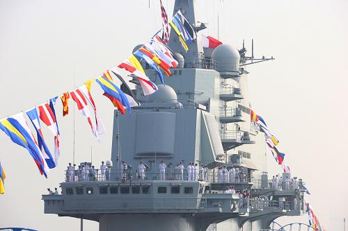 9月25日,“遼寧艦”懸掛滿旗,艦員精神抖擻分區(qū)列隊。新華社記者 查春明 攝