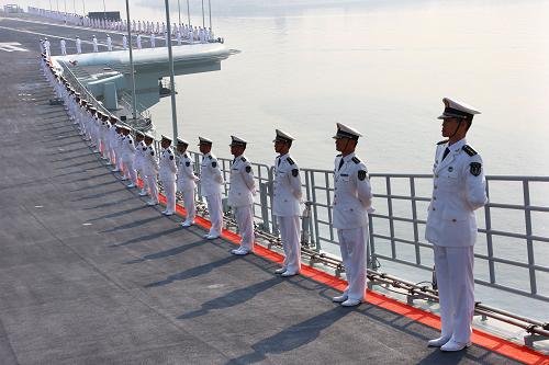 9月25日,“遼寧艦”懸掛滿旗,艦員精神抖擻分區(qū)列隊。新華社記者 查春明 攝