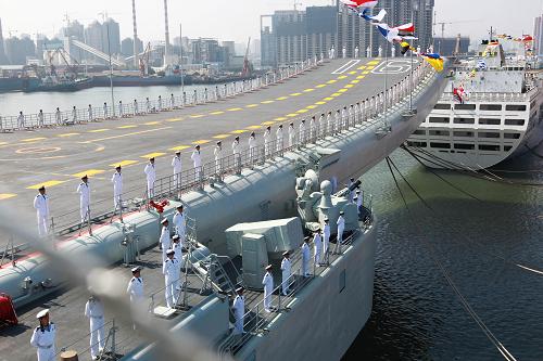 9月25日,“遼寧艦”懸掛滿旗,艦員精神抖擻分區(qū)列隊。新華社記者 查春明 攝