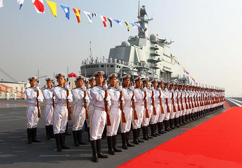 9月25日,威武的海軍儀仗隊在“遼寧艦”上準(zhǔn)備接受首長檢閱。新華社記者 查春明 攝