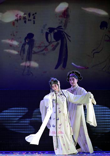 2012年9月9日,演員在南京舉行的首屆中國·江蘇文化藝術(shù)節(jié)開幕式上表演昆曲《牡丹亭》選段。新華社發(fā)