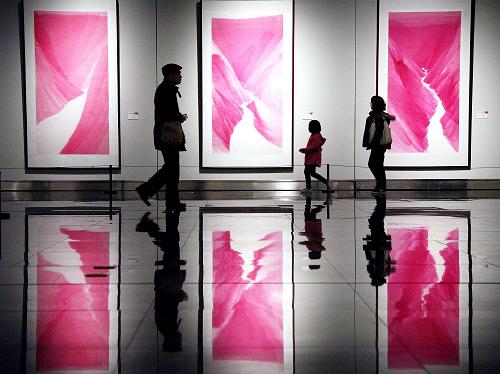 這是參觀者在江蘇省美術(shù)館新館欣賞作品(2011年2月7日攝)。該館從2010年6月開始永久性全面免費(fèi)開放。近年來,隨著全國博物館、紀(jì)念館、美術(shù)館、公共圖書館、文化館(站)免費(fèi)開放的力度不斷加大,越來越多的民眾享受到這種福利。新華社發(fā)