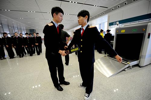 9月26日,工作人員在模擬安檢。鄭州東站對(duì)進(jìn)入候車(chē)大廳人員將實(shí)行全員安檢。新華社記者 朱祥 攝