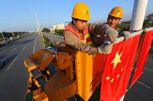 9月26日,天津電力路燈處的工作人員在衛(wèi)國(guó)道快速路上空懸掛五星紅旗。中秋、國(guó)慶“兩節(jié)”將至,天津市路燈管理部門采取加強(qiáng)特巡、強(qiáng)化節(jié)日值班等措施,保障百姓夜間出行安全。此外,路燈管理部門還在天津市各主要路段懸掛國(guó)旗2萬余面、條幅3000余面,為城市增添了濃濃的節(jié)日氣氛。新華社發(fā)(王大偉 攝)