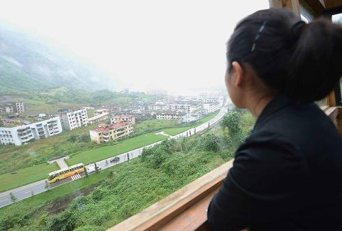 9月25日,游客在新建的觀光平臺上鳥瞰老北川縣城地震遺址。5·12”汶川地震重災區(qū)四川省北川縣,幾年來充分挖掘和利用本地旅游資源,大力發(fā)展文化旅游和生態(tài)旅游,打造北川羌族民俗博物館、維斯特農(nóng)業(yè)觀光園和吉娜羌寨等新旅游景點。如今的北川縣已初步形成獨具特色的旅游產(chǎn)品體系,向國際知名旅游城鎮(zhèn)的目標邁進。新華社記者 李曉果 攝