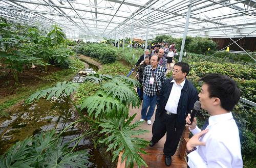 9月25日,人們在維斯特農(nóng)業(yè)觀光園參觀。新華社記者 李曉果 攝