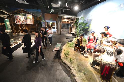 9月25日,游客在新落成的北川羌族民俗博物館參觀。新華社記者 李曉果 攝