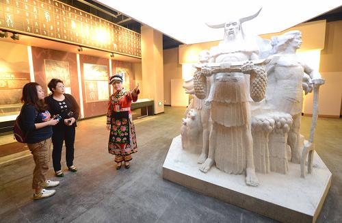 9月25日,游客在新落成的北川羌族民俗博物館參觀。新華社記者 李曉果 攝