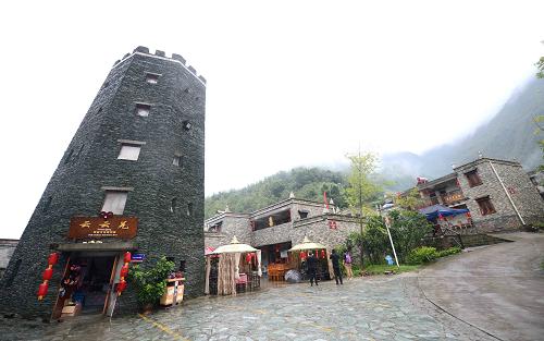 9月25日拍攝的北川吉娜羌寨。吉娜羌寨是“5·12”汶川地震后北川最早建成的永久性集中安置點,房屋按照羌族傳統(tǒng)石雕房樣式,臨河依山而建。新華社記者 李曉果 攝