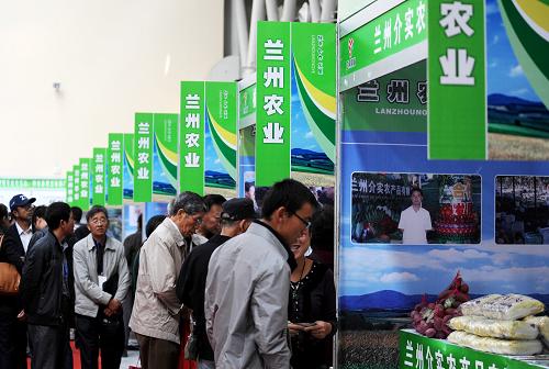 9月26日,參觀者在2012年甘肅農(nóng)產(chǎn)品交易會(huì)上觀看展出的農(nóng)產(chǎn)品。當(dāng)日,為期2天的甘肅省農(nóng)產(chǎn)品交易會(huì)在甘肅國際會(huì)展中心開幕。本屆農(nóng)交會(huì)設(shè)110個(gè)展位,主要展示展銷甘肅特色農(nóng)產(chǎn)品及精深加工農(nóng)產(chǎn)品、無公害農(nóng)產(chǎn)品、綠色食品、有機(jī)食品以及其它相關(guān)產(chǎn)品。新華社發(fā)(耿玉和 攝)