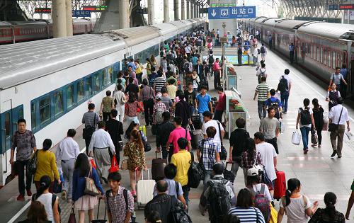 9月27日,旅客在南京火車站乘車出行。當日,2012年中秋和國慶黃金周運輸工作正式啟動。按照鐵道部日前出臺的中秋和國慶黃金周旅客運輸方案,2012年中秋和國慶黃金周運輸期限為9月27日至10月7日,共計11天,預計全國鐵路發(fā)送旅客7540萬人,日均發(fā)送686萬人??土鞲叻迦諡?0月1日,當日全路預計發(fā)送旅客900萬人,比去年客流最高峰增加32萬人。新華社發(fā)(王新 攝)