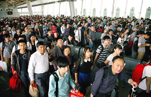 9月27日,旅客在南京火車站排隊進站。新華社發(fā)(王新 攝)