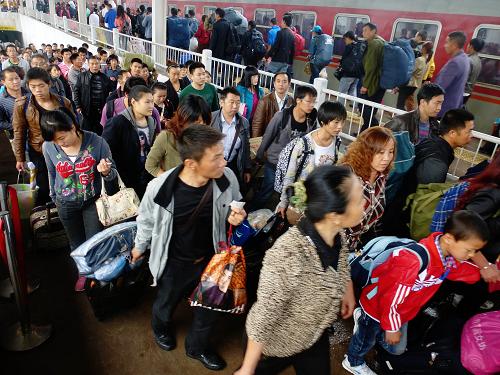9月27日,旅客進入四川達州火車站站臺。新華社發(fā)(鄧良奎 攝)