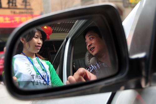 9月27日,四川省南充市順慶區(qū)鐵欣路一租車(chē)行工作人員為客戶介紹汽車(chē)的性能。新華社發(fā)(李向雨 攝)