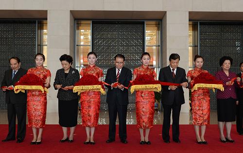 9月27日,“友好往來(lái) 歷史見(jiàn)證——黨和國(guó)家領(lǐng)導(dǎo)人外交活動(dòng)受贈(zèng)禮品展”在北京中國(guó)國(guó)家博物館開(kāi)幕。中共中央政治局常委李長(zhǎng)春出席開(kāi)幕式并參觀(guān)展覽。這是李長(zhǎng)春等為開(kāi)幕式剪彩。新華社記者 劉建生 攝
