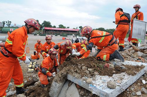 9月27日,地震救援隊員在“地震”廢墟里搜尋生命體。新華社發(fā)(李濤 攝)