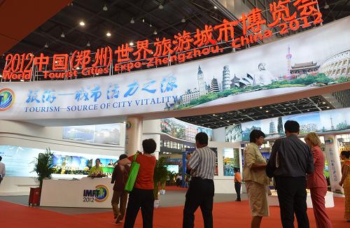 9月27日,人們?cè)谑澜缏糜纬鞘胁┯[會(huì)展區(qū)參觀。當(dāng)日,世界旅游城市博覽會(huì)在鄭州國(guó)際會(huì)展中心開(kāi)幕。此次博覽會(huì)以“旅游·城市活力之源”為主題,通過(guò)城市特色旅游產(chǎn)品和旅游商品展示,精彩呈現(xiàn)各地旅游資源,開(kāi)展多種形式的旅游推介與合作。新華社記者 趙鵬 攝