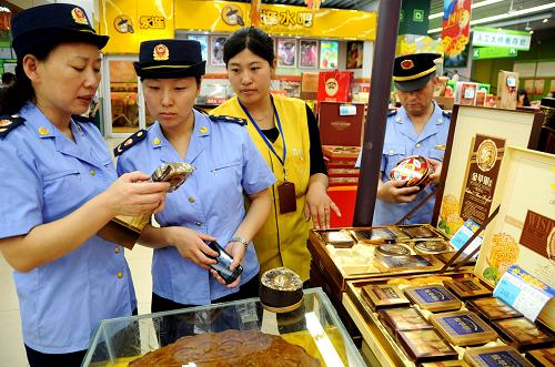 9月27日,連云港工商執(zhí)法人員在一家大型超市對月餅進(jìn)行檢查。國慶節(jié)、中秋節(jié)兩節(jié)將至,江蘇連云港工商部門組織工商執(zhí)法人員針對節(jié)日期間月餅、食用油、煙酒、肉類及其制品、奶制品等節(jié)日消費(fèi)量大的商品,在各類商場、超市、副食批發(fā)店、農(nóng)貿(mào)市場等重點(diǎn)場所開展“兩節(jié)”市場執(zhí)法大檢查行動,把好市場準(zhǔn)入關(guān),確保消費(fèi)者吃上放心食品。新華社發(fā)(王春 攝)
