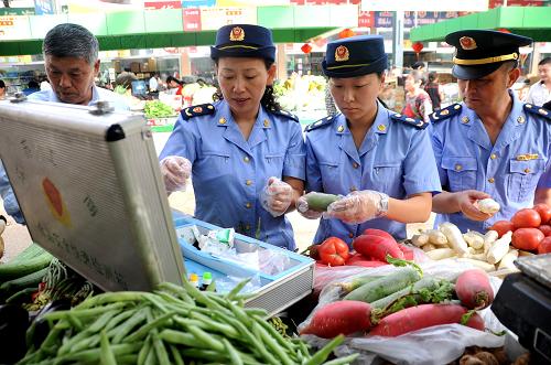 9月27日,連云港工商執(zhí)法人員在一農(nóng)貿(mào)市場對蔬菜進(jìn)行食品安全檢測。新華社發(fā)(王春 攝)