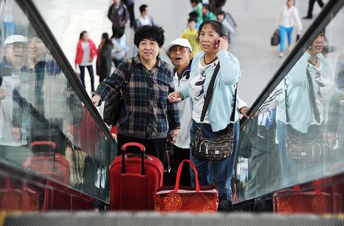 9月28日,旅客正在寧夏銀川火車站進(jìn)站上車。新華社記者 彭昭之 攝