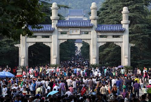 10月3日,來自全國各地的游客在南京中山陵景區(qū)游玩。 新華社發(fā)(孫忠南 攝)