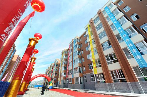 這是寧夏回族自治區(qū)西吉縣一處生態(tài)移民搬遷住房和殘疾人保障性住房小區(qū)外景(10月10日攝)。目前,該小區(qū)已有500余戶生態(tài)移民和600余戶殘疾人家庭搬遷入住。近日,寧夏回族自治區(qū)住房和城鄉(xiāng)建設廳公布數(shù)據(jù)顯示,截至目前,寧夏已累計開工建設保障性安居工程28.3萬套,建成15.7萬套,改造農(nóng)村危房20.6萬戶,建設移民住房近2.5萬套,安置區(qū)75個,有效解決了180多萬城鄉(xiāng)群眾的住房困難。新華社記者 彭昭之 攝