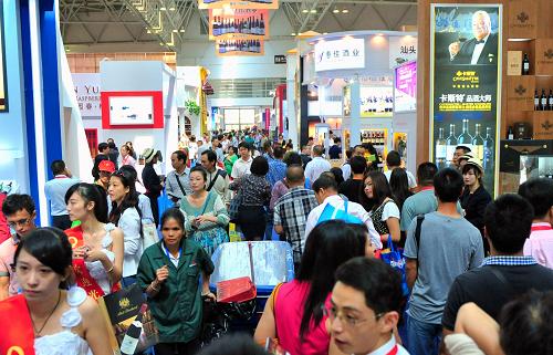 眾多客商參加第87屆全國秋季糖酒商品交易會(10月18日攝)。10月21日,第87屆全國秋季糖酒商品交易會在福州落下帷幕。據(jù)不完全統(tǒng)計,本屆交易會商品成交總額為199.59億元,其中,糖及糖制品成交總額為60.3億元,酒類成交總額為119.25億元,罐頭類成交總額為17.38億元,食品機(jī)械類成交總額為2.66億元。本屆糖酒會展覽總面積11.7萬平方米。作為本屆糖酒會的一個亮點,近60家臺灣企業(yè)會聚“臺灣食品專館”,推介臺灣特色產(chǎn)品。新華社記者 魏培全 攝
